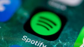 Spotify incluirá avisos antes de los podcast que hablen sobre el COVID-19