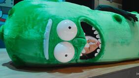 Rick and Morty volverá el 25 de mayo y presentó un alocado especial live-action teatral para anunciarlo