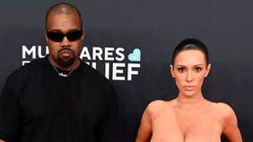 La esposa de Kanye West se desnudó en los Grammy: llegaron sin invitación, los echaron y el rapero recibe lluvia de críticas por cosificar a su mujer