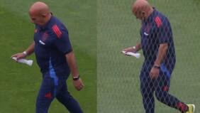 Captan a cuerpo técnico de La U rociando agua bendita la cancha del Monumental