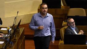 Senador Karim Bianchi asegura que fue abducido por extraterrestres