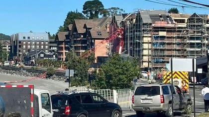 “¡Va a caer CTM!“: Grúa de construcción se desplomó en la Costanera de Puerto Varas