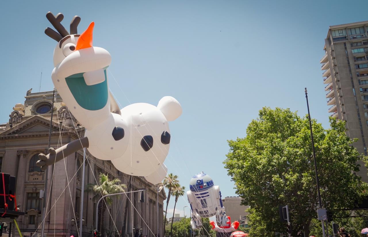 Con 13 globos gigantes y más de 700 artistas regresa el Paris Parade: dónde y cuándo ver el festival navideño
