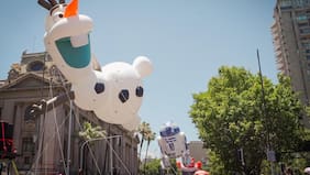 Con 13 globos gigantes y más de 700 artistas regresa el Paris Parade: dónde y cuándo ver el festival navideño