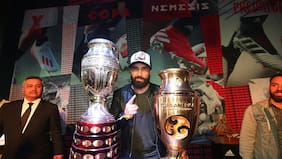 El pueblo se manifestó: Bravo fue ovacionado y posó con las copas