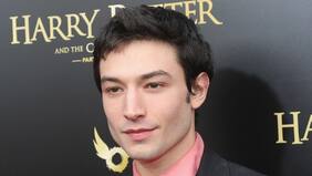Ezra Miller se declaró inocente de los cargos de robo con allanamiento de morada: arriesga hasta 26 años en prisión
