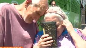 “Es algo que no puedo creer”: televidentes le alegran la vida a pareja de abuelitos con cuantioso depósito a CuentaRut