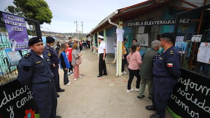 Fiscalía y Carabineros buscan al autor del falso aviso de bomba en local de votación de Valparaíso