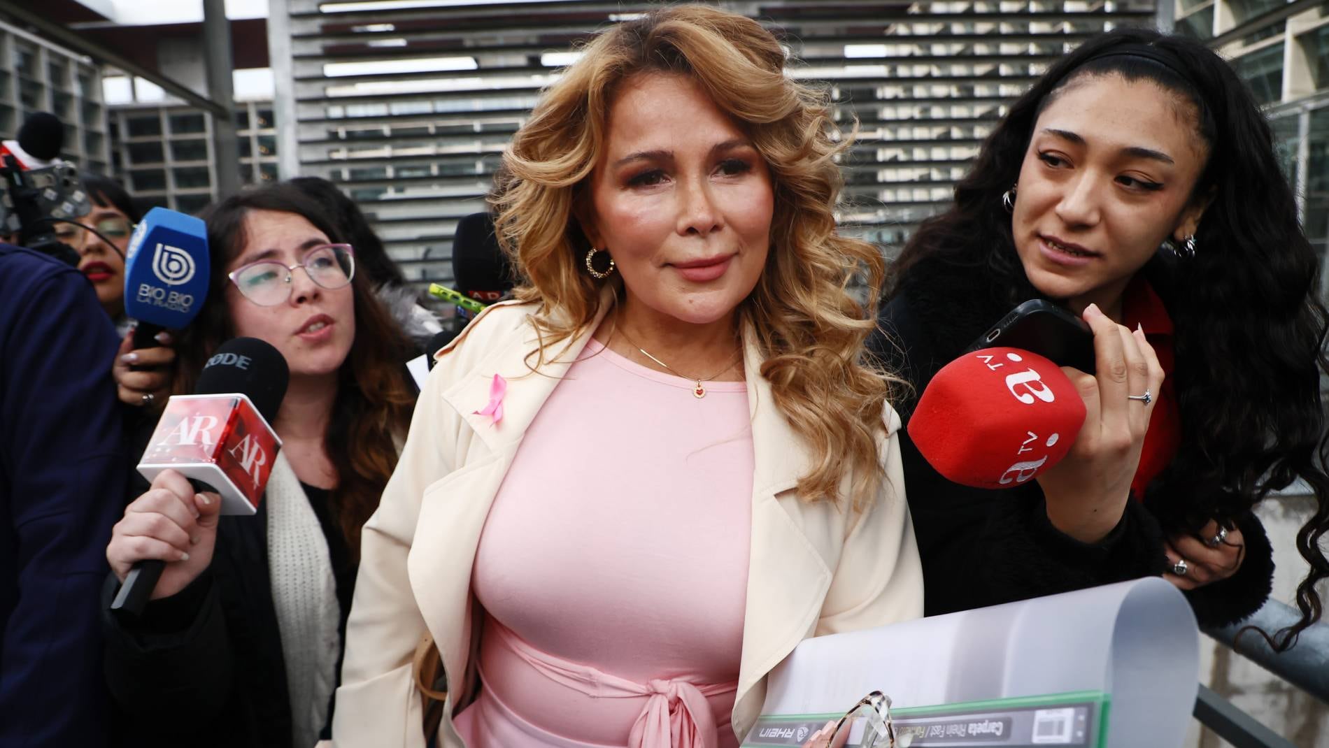 Mujer le dijo dos insultos, le sacó al marido y ella cargó contra periodistas: graban fuerte desahogo de Cathy Barriga