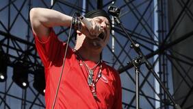 Mike Patton sorprendió en el Knotfest… ¡con la camiseta del “Chupete” Suazo!