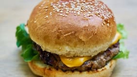 Las hamburguesas lideran los productos más solicitados en el delivery de Uber Eats