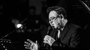 A los 55 años muere Kako Zará, cantante y doblajista chileno que trabajó en Las mil y una noches