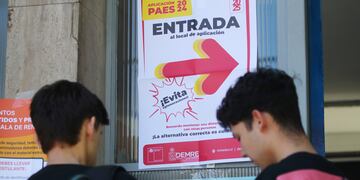 Estudiantes asisten a realizar la prueba PAES en la comuna de Providencia