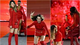 El video de la estrepitosa caída viral de Belinda en pleno desfile: Anitta la ayudó a levantarse