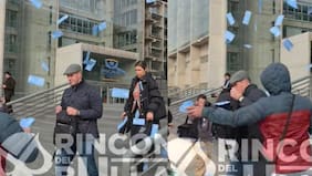 Hinchas de Universidad de Chile encararon a Michel Clark y le lanzaron billetes