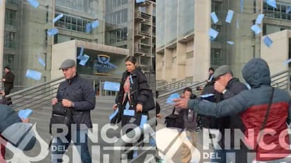 Hinchas de Universidad de Chile encararon a Michel Clark y le lanzaron billetes