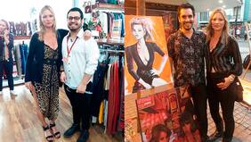 Kate Moss paseó por el Barrio Lastarria y el centro y compró sombrero en Donde Golpea el Monito