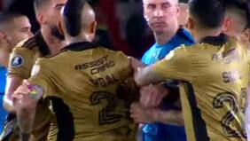 Jugadores de Junior lo fueron a buscar y una profunda emoción: así vivió Vidal el paso a cuartos de Libertadores