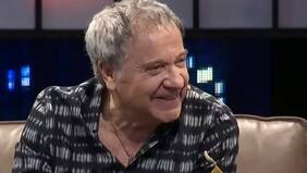 Martín Cárcamo: "Te ha pasado de llegar a un hotel y que en tu pieza haya dos fans esperándote, una en bata". José Alfredo Fuentes: "En bata no. Estaba así nomás..."