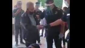 Policías compran mercancía a abuelito para que vuelva a su casa y no se contagie