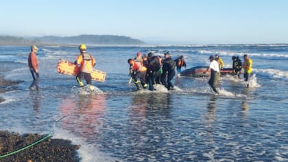 Identifican a víctimas de tragedia en Toltén: funcionario de Municipalidad de Temuco y su padre fallecieron tras volcamiento de embarcación