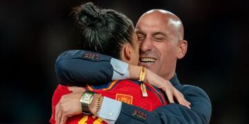 Polémica en España por beso del presidente de la federación de fútbol a una campeona del mundo