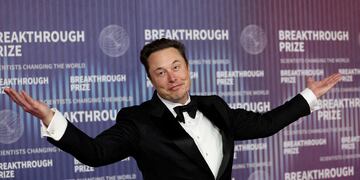 FILE PHOTO: Elon Musk at an awards show in Los Angeles