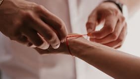 ¿Cuál es el origen de la pulsera roja y cómo se usa correctamente?