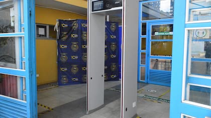 Ley de Convivencia Escolar es publicada en el Diario Oficial: colegios podrán instalar detectores de metales