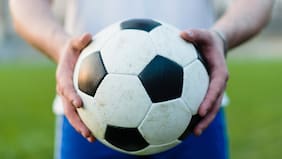 De las gambetas y goles al escenario: leyenda del futbol chileno competirá en Fiebre de Baile