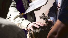 Así son los exorcismos en el tiempo de los Millennials