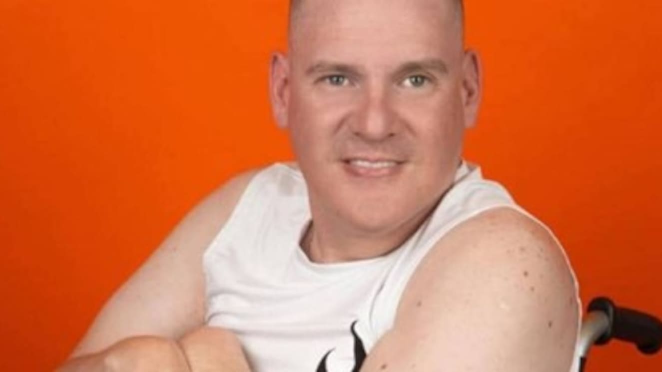 Comunicador discapacitado pide urgente ayuda: hospitalización de su madre lo dejaría abandonado a su suerte