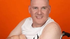 Comunicador discapacitado pide urgente ayuda: hospitalización de su madre lo dejaría abandonado a su suerte