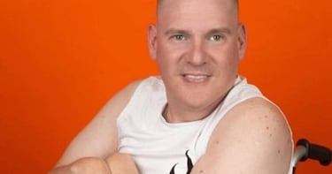 Comunicador discapacitado pide urgente ayuda: hospitalización de su madre lo dejaría abandonado a su suerte