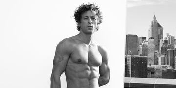 Jeremy Allen White posando para Calvin Klein