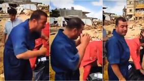 Imágenes fuertes: el doloroso llanto de padre al rescatar cuerpo de su hijo en las inundaciones de Libia