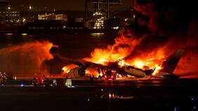 Confirman al menos cinco fallecidos tras impactante choque de aviones en aeropuerto de Tokio