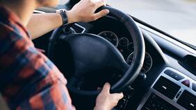 Chofer 'Uber' que cayó por tráfico enciende las alarmas...