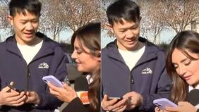 Ciudadano chino se la jugó y le pidió el número de teléfono a Dani Muñoz en pleno despacho: movida descolocó a la periodista