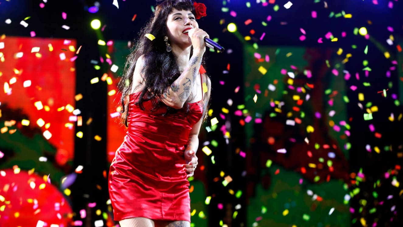 La dejó en shock con inesperado gesto: Mon Laferte no queda indiferente y sorprende a fanática tras arriesgada petición