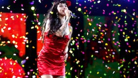 La dejó en shock con inesperado gesto: Mon Laferte no queda indiferente y sorprende a fanática tras arriesgada petición