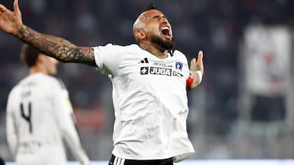 “Puedo hacer goles en los dos lados”: Vidal reaccionó a su autogol tras triunfo de Colo Colo