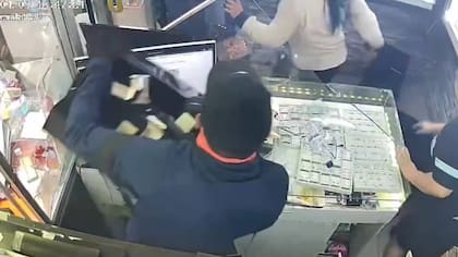 “¡No me hagan nada, por favor!“: registran millonario robo que tardó 45 segundos en joyería de mall de Estación Central