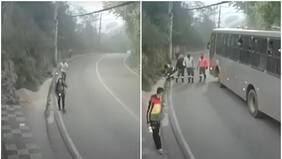 Pasajeros se bajaron de un bus para auxiliar a joven que estaba siendo asaltada: video captó la brutal golpiza