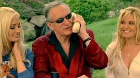 “Eran noches de pastillas azules” Exconejitas Playboy revelan lo que realmente pasaba con Hugh Hefner