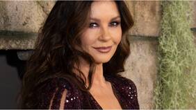 “Ten misericordia mujer, que me muero”: el despampanante escotazo hasta el ombligo de Catherine Zeta-Jones