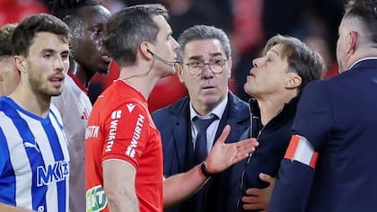 Histórica sanción complica a DT de Alexis Sánchez y Gabriel Suazo en Sevilla