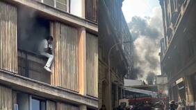 Personas atrapadas respirando al borde de balcones: Impacto por incendio en sector de Plaza de Armas de Santiago