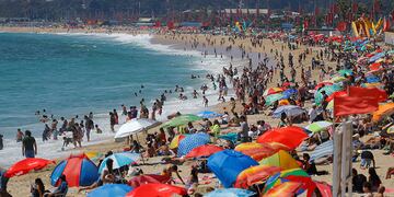 Recambio de veraneantes en la playa de Viña del Mar. 01/02/2020