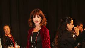 El hijo de 18 años de Sigrid Alegría igual a ella vende seguros